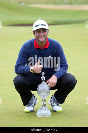 Jon de l'Espagne avec le trophée Rahm après avoir remporté le Dubai Duty Free de l'Irish Open à Portstewart Golf Club. Banque D'Images