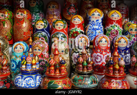 Poupées russes d'emboîtement ou poupées Matriochka à vendre à Saint-Pétersbourg Banque D'Images