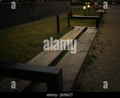 Un banc dans le parc, le matin avant le lever du soleil Banque D'Images