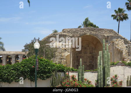 Vue sur la rue de San Juan Capistrano Mission Basilica Banque D'Images