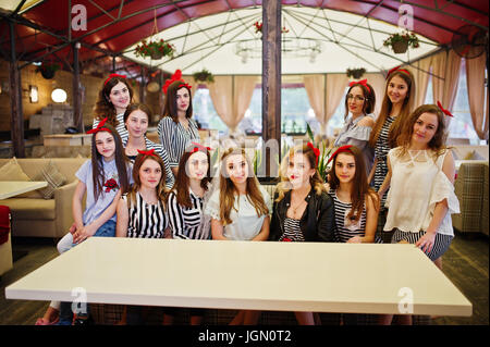 Girls enjoying fantastique partie de bachelorette à table dans le restaurant. Banque D'Images