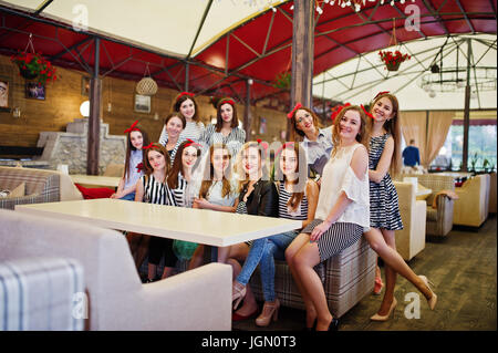 Girls enjoying fantastique partie de bachelorette à table dans le restaurant. Banque D'Images