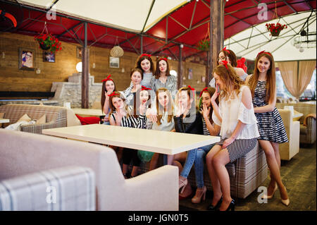 Girls enjoying fantastique partie de bachelorette à table dans le restaurant. Banque D'Images