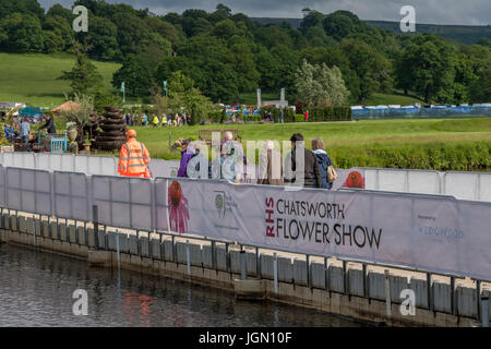 Les gens au premier abord Chatsworth RHS Flower Show traversant un pont temporaire pour obtenir de l'autre côté - Chatsworth House, Derbyshire, Angleterre, Royaume-Uni. Banque D'Images