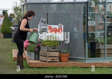 Dame l'arrosage des plantes par les gaz sur l'affichage et à la vente à Rhino tradestand Chatsworth - RHS Flower Show, Chatsworth House, Derbyshire, Angleterre, Royaume-Uni. Banque D'Images