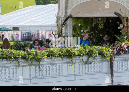 Les gens debout près, entrer dans et sortir de chapiteau d'exposition sur le pont - Chatsworth RHS Flower Show, Chatsworth House, Derbyshire, Angleterre, Royaume-Uni. Banque D'Images