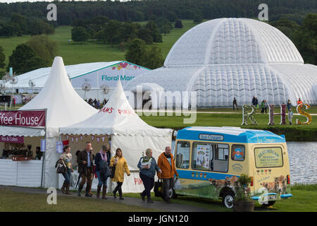 Chatsworth Showground de RHS Flower Show (visiteurs, chapiteaux, tentes, Grande véranda & ice cream van) de Chatsworth House, Derbyshire, Angleterre, Royaume-Uni. Banque D'Images