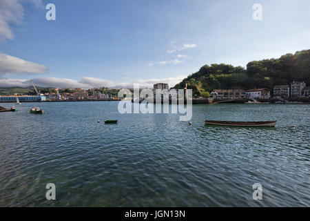 Les bateaux de pêche se reposant à la mer dans le village de San Juan - Pasai Donibane (Pasaia, Guipuzcoa, Espagne). Banque D'Images