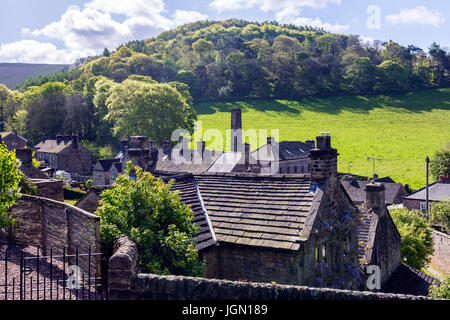 Une vue sur les toits de maisons en pierre et maisons du village de Hathersage, Peak District, Derbyshire, Angleterre, RU Banque D'Images