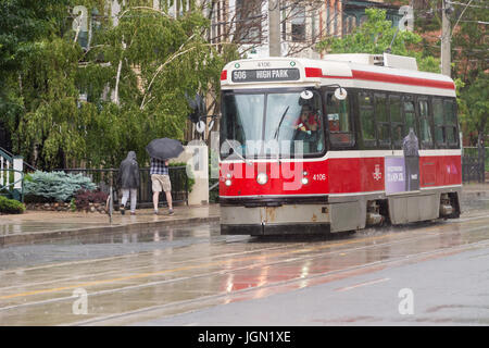 Toronto, Canada - 25 juin 2017 : voiture de rue au centre-ville de Toronto passe sous la pluie, rue Carlton Banque D'Images