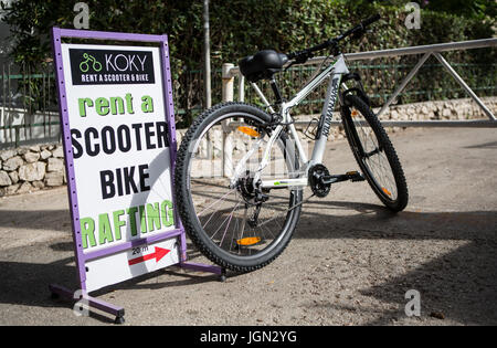 MAKARSKA, Croatie - 16 juin,2017 : location vélo station dans la rue de Makarska. Prendre un vélo ou un scooter à louer Banque D'Images