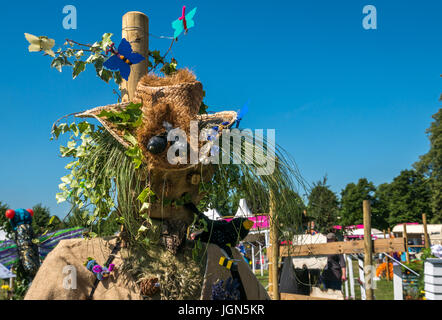 Scarecrow par les écoles primaires locales sur le thème de «Walk on the Wild Side», RHS Hampton court Flower Show, Londres, Angleterre, Royaume-Uni Banque D'Images