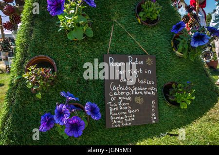 Scarecrow par les écoles primaires locales sur le thème de «Walk on the Wild Side», RHS Hampton court Flower Show, Londres, Angleterre, Royaume-Uni Banque D'Images