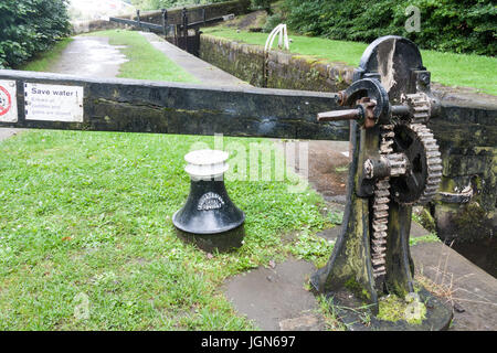 Mécanisme de porte d'écluse sur le canal étroit Huddersfield dans Uppermill, Oldham, Lancashire, Angleterre, Royaume-Uni Banque D'Images