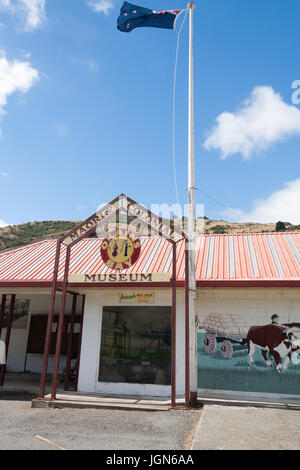 Entrée du musée Colonial et Maoris dans Okains Bay, île du Sud, Nouvelle-Zélande Banque D'Images