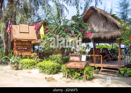 Le restaurant de la plage de Nai Yang Beach, Phuket, Thaïlande Banque D'Images