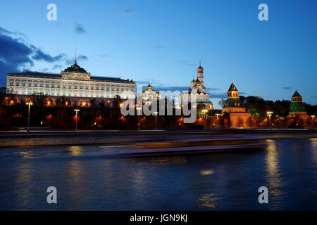 Kremlin Palace à partir de la berge de la rivière de Moscou la nuit, Russie Banque D'Images