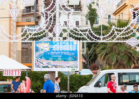 GIARDINI NAXOS, ITALIE - 1 juillet 2017 : les gens sur la piazza San Pancrazio en Giardini-Naxos ville en soirée d'été. Giardini Naxos est station balnéaire de Ion Banque D'Images