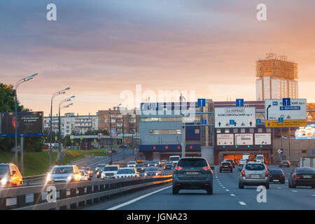 Moscou, Russie - le 3 juillet 2017 : le trafic automobile sur le troisième périphérique et de voir l'Académie des Sciences de l'immeuble. Le troisième anneau c'est l'une des route principale de Moscou Banque D'Images