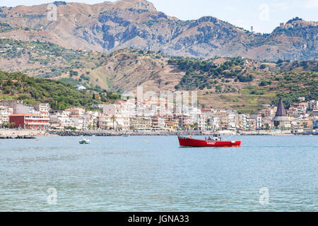 GIARDINI NAXOS, ITALIE - 28 juin 2017 : bateaux en bord de mer près de la ville de Giardini-Naxos et vue de la ville de Taormina, sur l'île. Giardini Naxos est seasid Banque D'Images