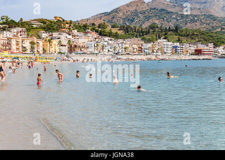 GIARDINI NAXOS, ITALIE - 28 juin 2017 : Les vacanciers sur front de plage près de la ville de Giardini-Naxos. Giardini Naxos est station balnéaire sur la mer Ionienne coa Banque D'Images