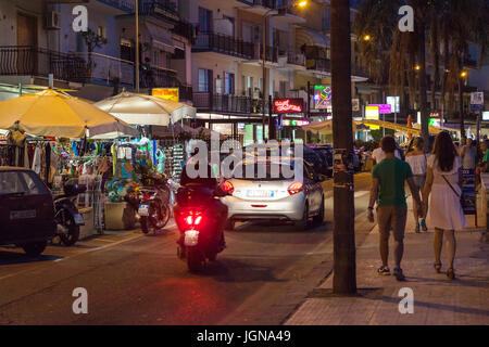 GIARDINI NAXOS, ITALIE - 28 juin 2017 : les touristes, boutiques et la circulation automobile sur le bord de mer en ville en été nuit Giardini-Naxos. Giardini Naxos est station Banque D'Images