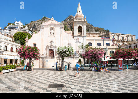 TAORMINA, ITALIE - 29 juin 2017 : les touristes sur place Piazza 9 Aprile près de l'église Chiesa di San Giuseppe à Taormina ville. Taormina est resort town sur Io Banque D'Images