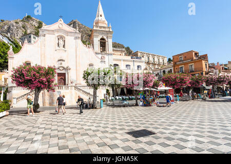 TAORMINA, ITALIE - 29 juin 2017 : les gens sur place Piazza 9 Aprile près de l'église Chiesa di San Giuseppe à Taormina ville. Taormina est station balnéaire de Ioni Banque D'Images