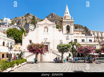 TAORMINA, ITALIE - 29 juin 2017 : les touristes sur place Piazza IX Aprile près de l'église Chiesa di San Giuseppe à Taormina ville en journée d'été. Taormina est re Banque D'Images