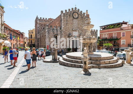 TAORMINA, ITALIE - 29 juin 2017 : les gens sur la Piazza dell Duomo près de la fontaine dans la ville de Taormina. Taormina est ville de villégiature sur la mer Ionienne en Sicile Banque D'Images