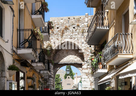 TAORMINA, ITALIE - 29 juin 2017 : passage de l'époque médiévale du vieux gateway Porta Catania Taormina en ville. Taormina est ville de villégiature sur la mer Ionienne en Sicile Banque D'Images