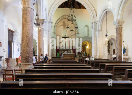 TAORMINA, ITALIE - 29 juin 2017 : les gens à l'intérieur du Duomo di Taormina (cathédrale San Nicolo di Bari). La cathédrale est dédiée à St Nicolas de Bari Banque D'Images