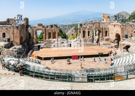 TAORMINA, ITALIE - 29 juin 2017 : les touristes à Teatro Antico di Taormina, théâtre grec antique (Teatro Greco) et vue de l'Etna en journée d'été. L Banque D'Images