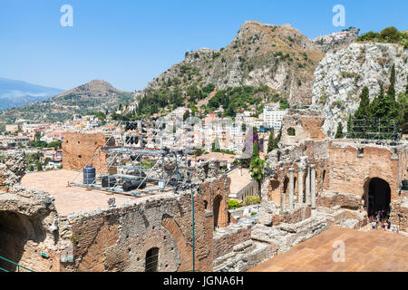 TAORMINA, ITALIE - 29 juin 2017 : les touristes à Teatro antico, théâtre grec antique (Teatro Greco) et vue de la ville de Taormine sur la pente de montagne. L'amph Banque D'Images