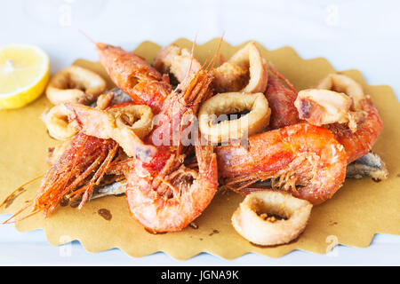Une cuisine typiquement italienne - plaque avec poêlée de fruits de mer locaux dans un restaurant sicilien Banque D'Images