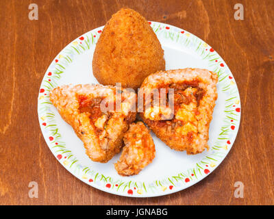 L'alimentation de rue traditionnels siciliens - Boules de riz farcies de viande arancini sur table Banque D'Images