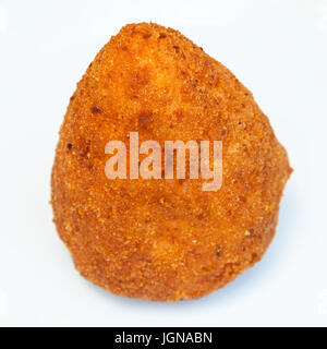 L'alimentation de rue traditionnels siciliens - une balle de riz farcies de viande arancini sur la plaque Banque D'Images