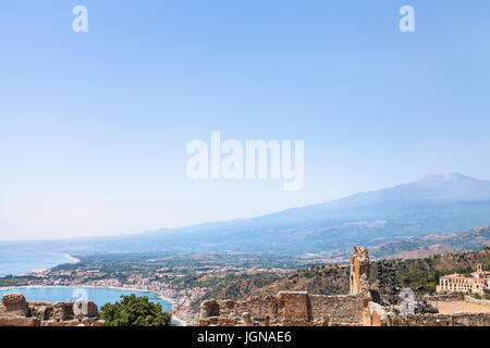 Voyage en Sicile, Italie - bleu ciel au-dessus de l'Etna, Giardini Naxos town sur la côte de la mer Ionienne et la ville de Taormine en journée d'été Banque D'Images