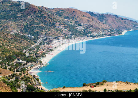 Voyage en Sicile, Italie - vue ci-dessus de Letojanni, ville touristique de bord de mer Ionienne de Taormina ville en journée d'été Banque D'Images