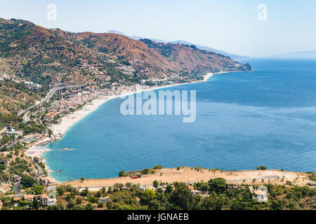 Voyage en Sicile, Italie - vue ci-dessus de Letojanni village resort de plage de la mer Ionienne à partir de la ville de Taormine en journée d'été Banque D'Images