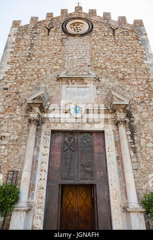 Voyage en Sicile, Italie - portail de Duomo di Taormina (cathédrale San Nicolo di Bari) dans la ville de Taormina Banque D'Images