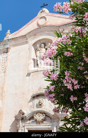 Voyage en Sicile, Italie - arbre d'oléandre et l'église Chiesa di San Giuseppe à Piazza 9 Aprile à Taormina ville en journée d'été Banque D'Images