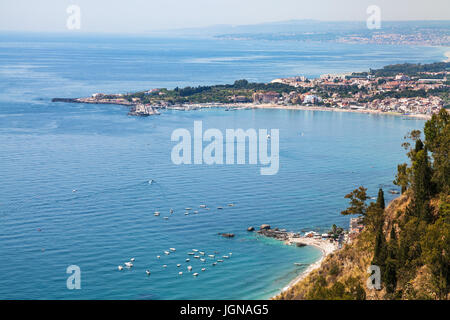 Voyage en Sicile, Italie - vue de Giardini Naxos town sur plage de la mer Ionique de belvédère à Piazza IX Aprile à Taormina ville Banque D'Images