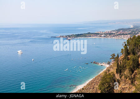 Voyage en Sicile, Italie - vue de Giardini Naxos town sur la côte de la mer Ionique de belvédère à Piazza 9 Aprile à Taormina ville Banque D'Images