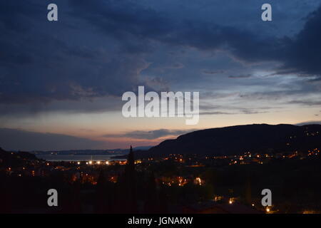 Gardasee bei nacht, le lac de garde de nuit Banque D'Images