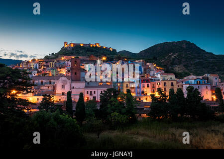 Ville de Bosa, Oristano en Sardaigne après le coucher du soleil Banque D'Images