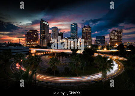 Des sentiers de lumière cercle voitures pendant le crépuscule, à Tampa, Floride, USA Banque D'Images
