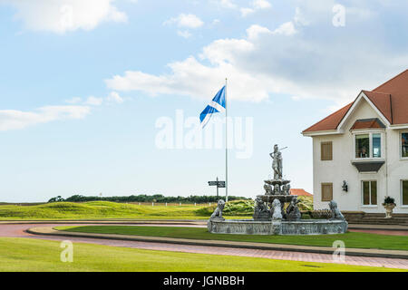 Turnberry, Scotland, UK - 4 août 2016 : la fontaine à l'extérieur du chalet du golf de robert le Bruce à l'Atout Turnberry Resort de luxe. Banque D'Images