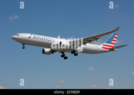 Transport aérien long-courrier. American Airlines Airbus A330-300 widebody passenger jet avion en approche de l'aéroport de Londres Heathrow Banque D'Images