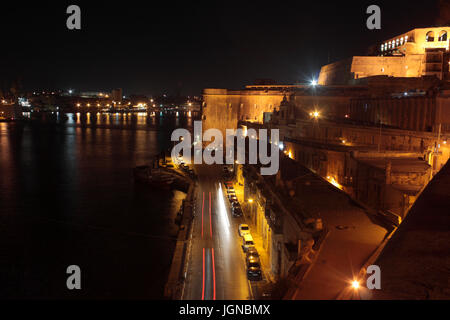 Barriera Wharf, La Valette, Malte, de fortifications éclairées la nuit. La partie supérieure est Barrakka en haut à droite. Banque D'Images